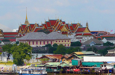 Widok na kompleks królewski z drugiej strony rzeki - Bangkok, Tajlandia
