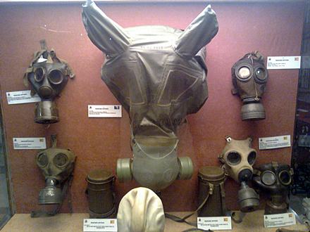 Maska gazowa dla konia, muzeum w Sewilli