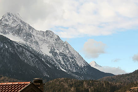 Widok na Weetersteinspitze i Alpspitze