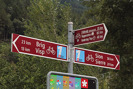 Drogowskaz na ciece rowerowej w Szwajcarii - kierunek Sion