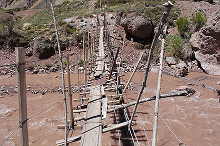 Drewniany most na szlaku do Los Penitentes