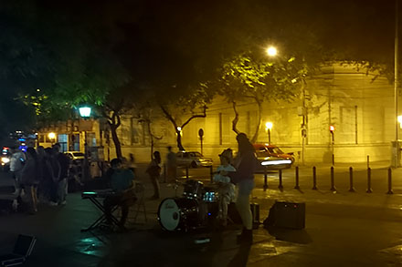 Plaza de Independencia w Mendozie nocą