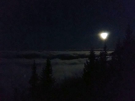 Noc w Tatrach nad chmurami