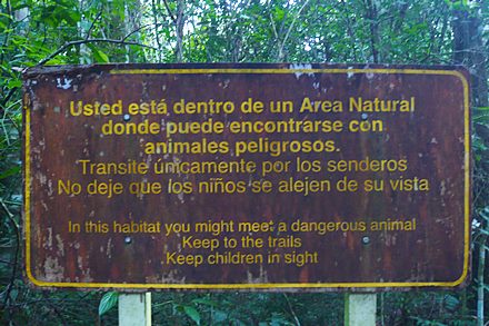 Tablica ostrzegajca przed dzikimi zwierztami