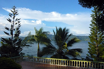 Widok na jezioro Danau Toba z mojego tarasu