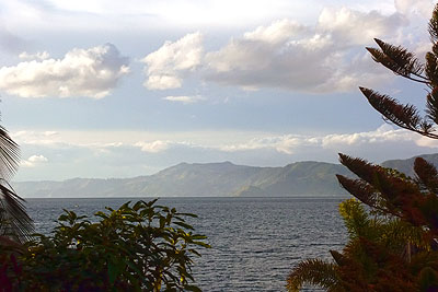 Widok na jezioro Danau Toba z mojego tarasu