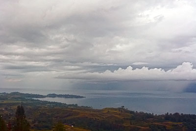 Chmury, a z nich deszcz..., Danau Toba, Sumatra